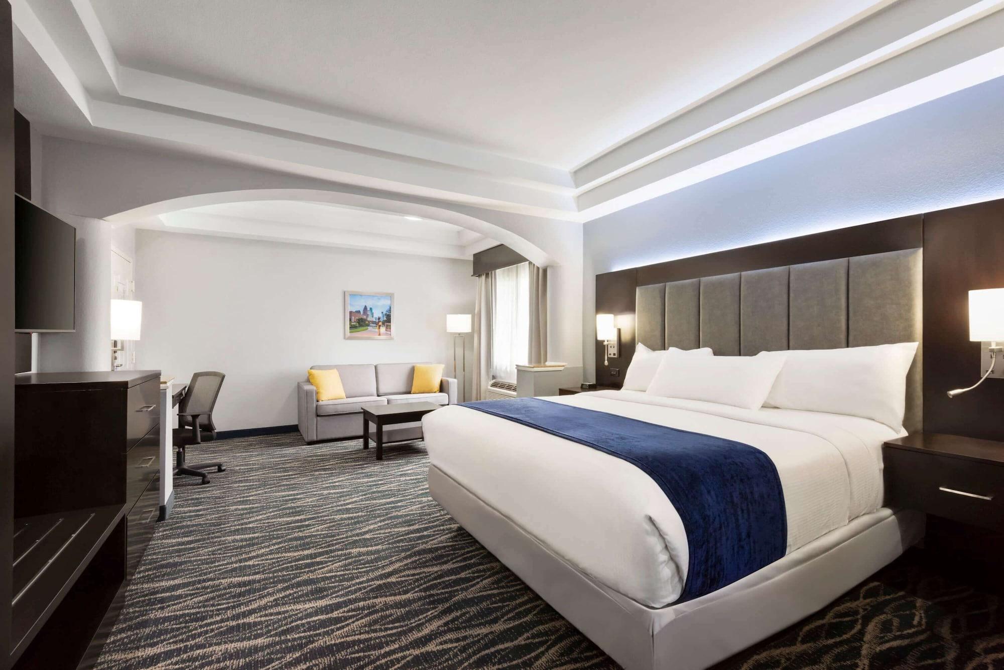 Days Inn & Suites By Wyndham Houston Hobby Airport Bagian luar foto