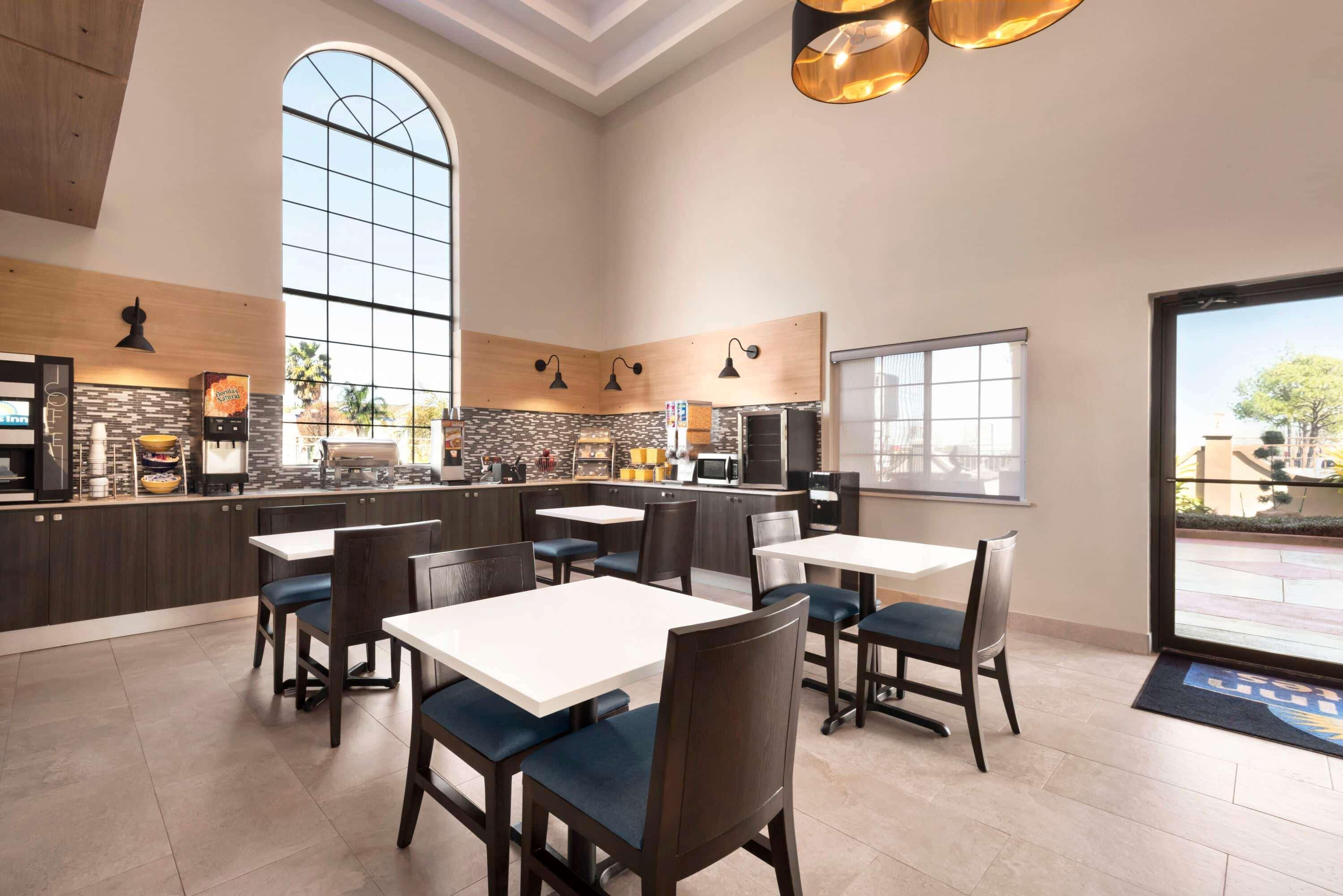 Days Inn & Suites By Wyndham Houston Hobby Airport Bagian luar foto
