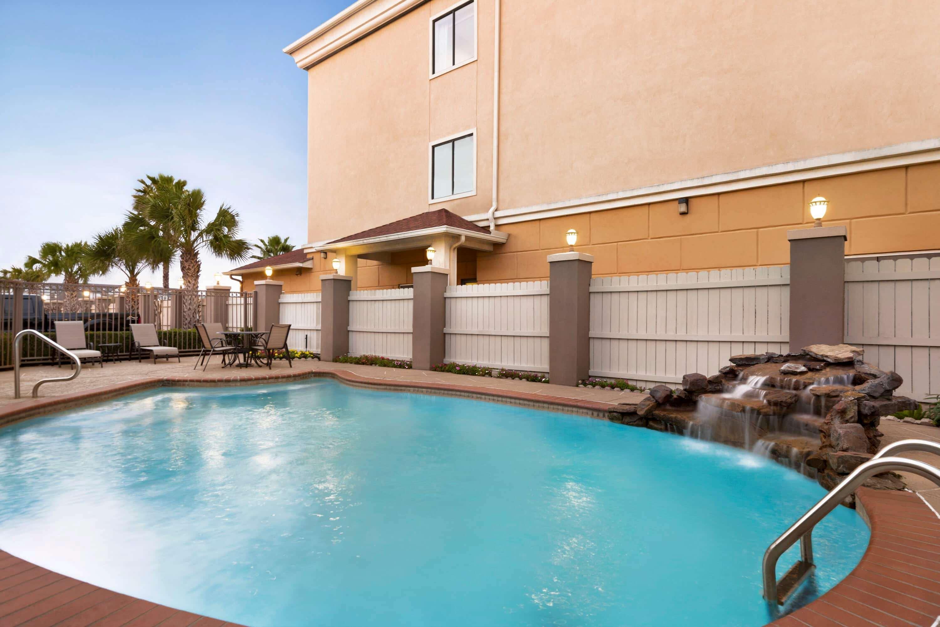 Days Inn & Suites By Wyndham Houston Hobby Airport Bagian luar foto