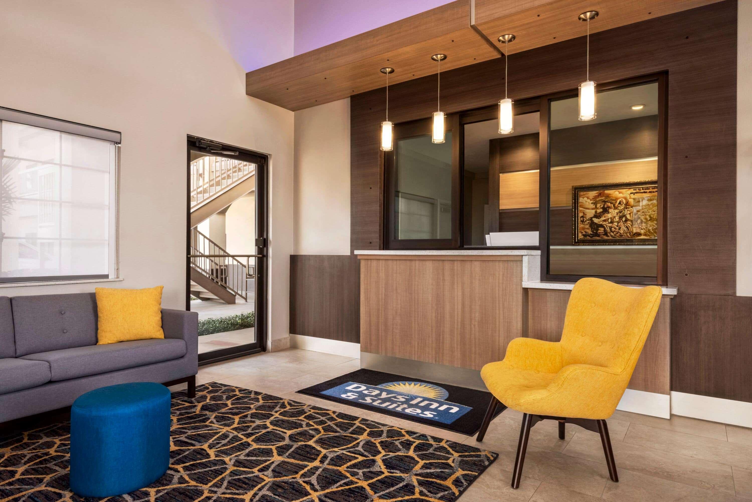 Days Inn & Suites By Wyndham Houston Hobby Airport Bagian luar foto