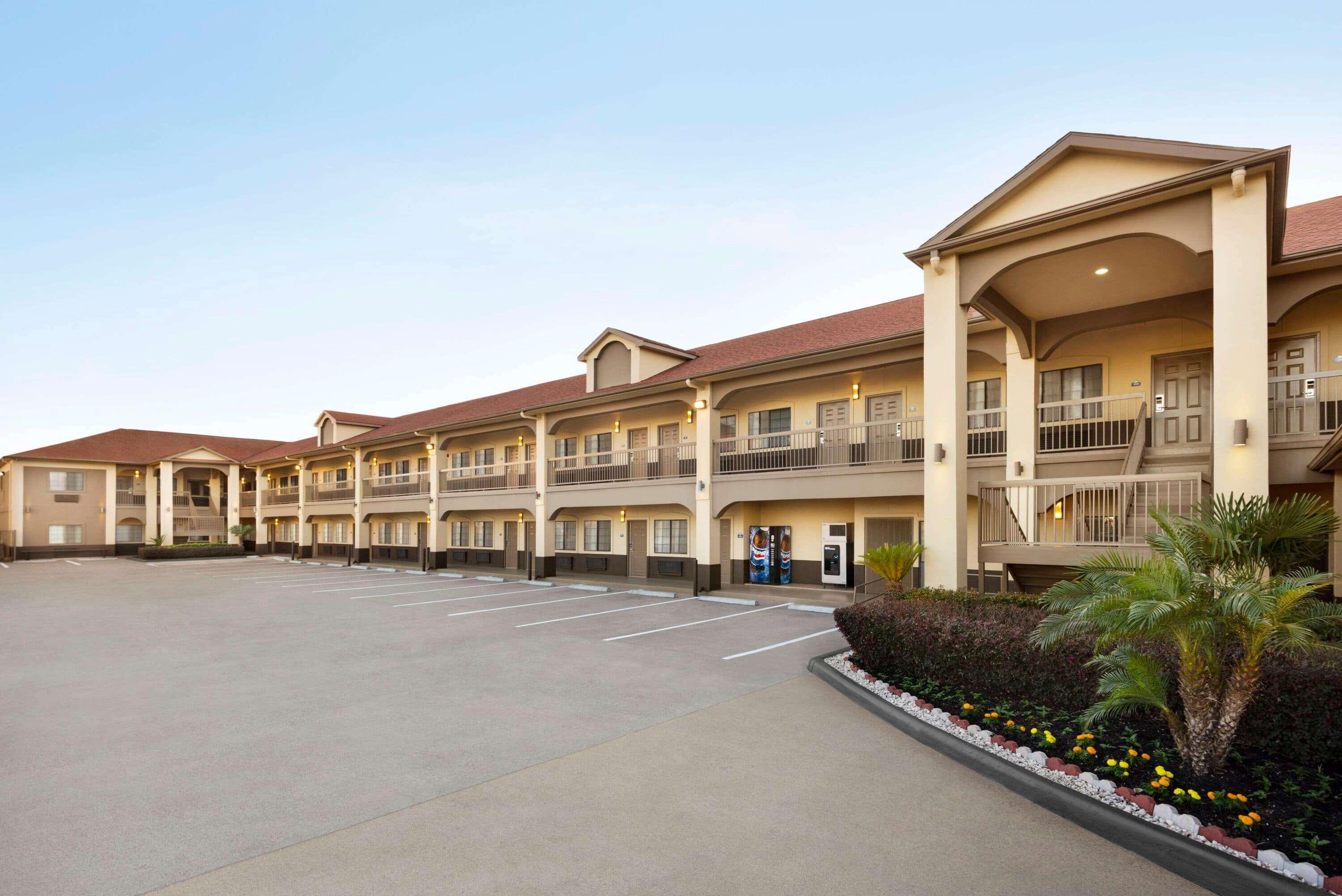Days Inn & Suites By Wyndham Houston Hobby Airport Bagian luar foto