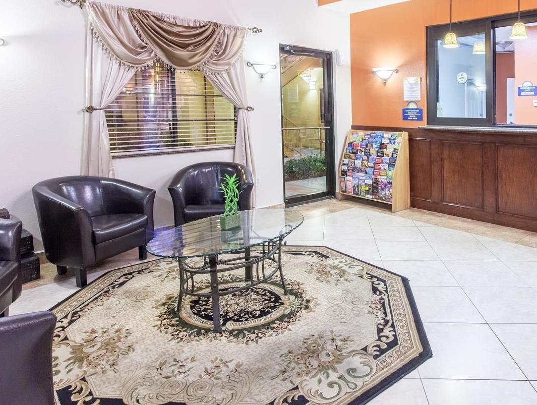 Days Inn & Suites By Wyndham Houston Hobby Airport Bagian luar foto