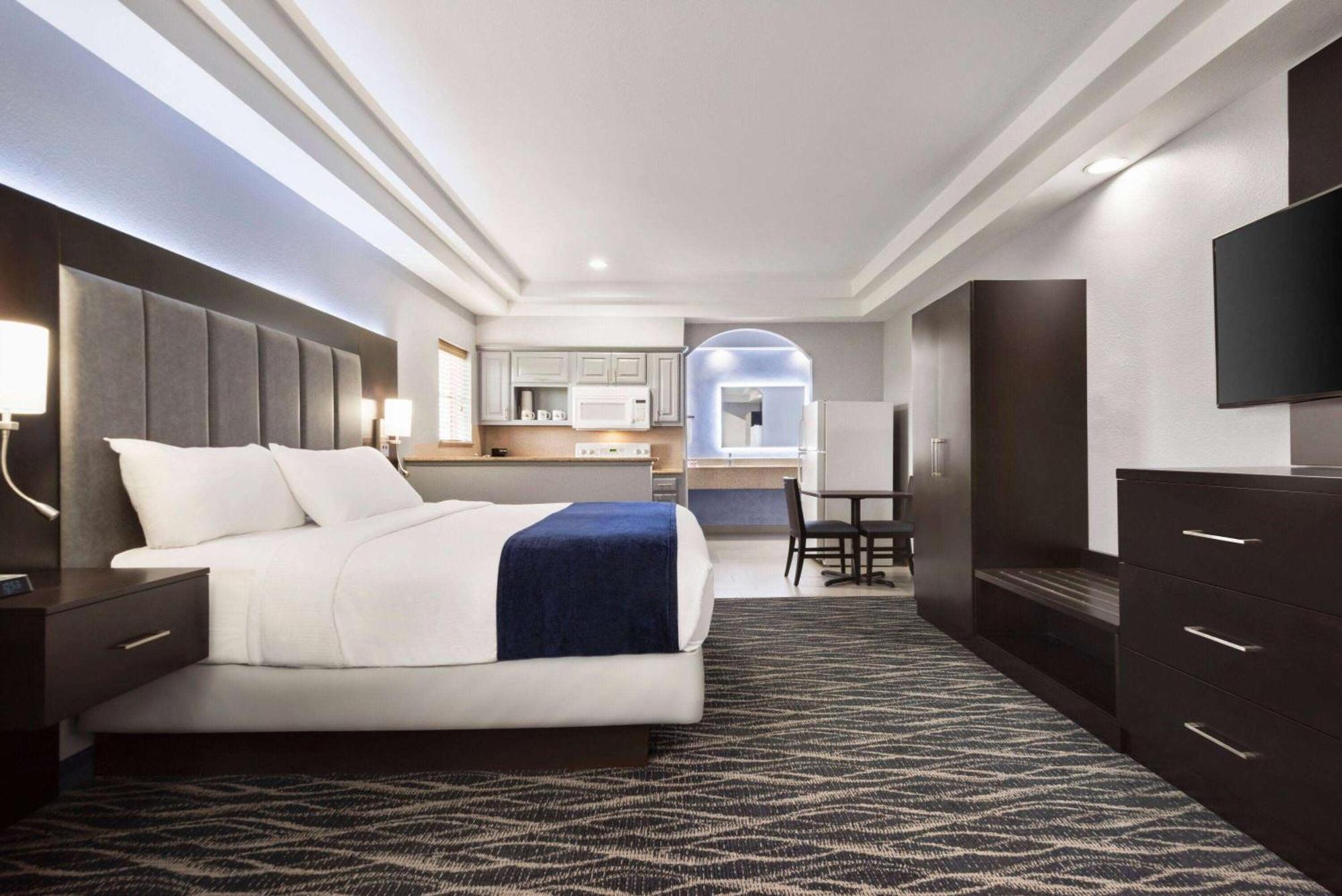 Days Inn & Suites By Wyndham Houston Hobby Airport Bagian luar foto