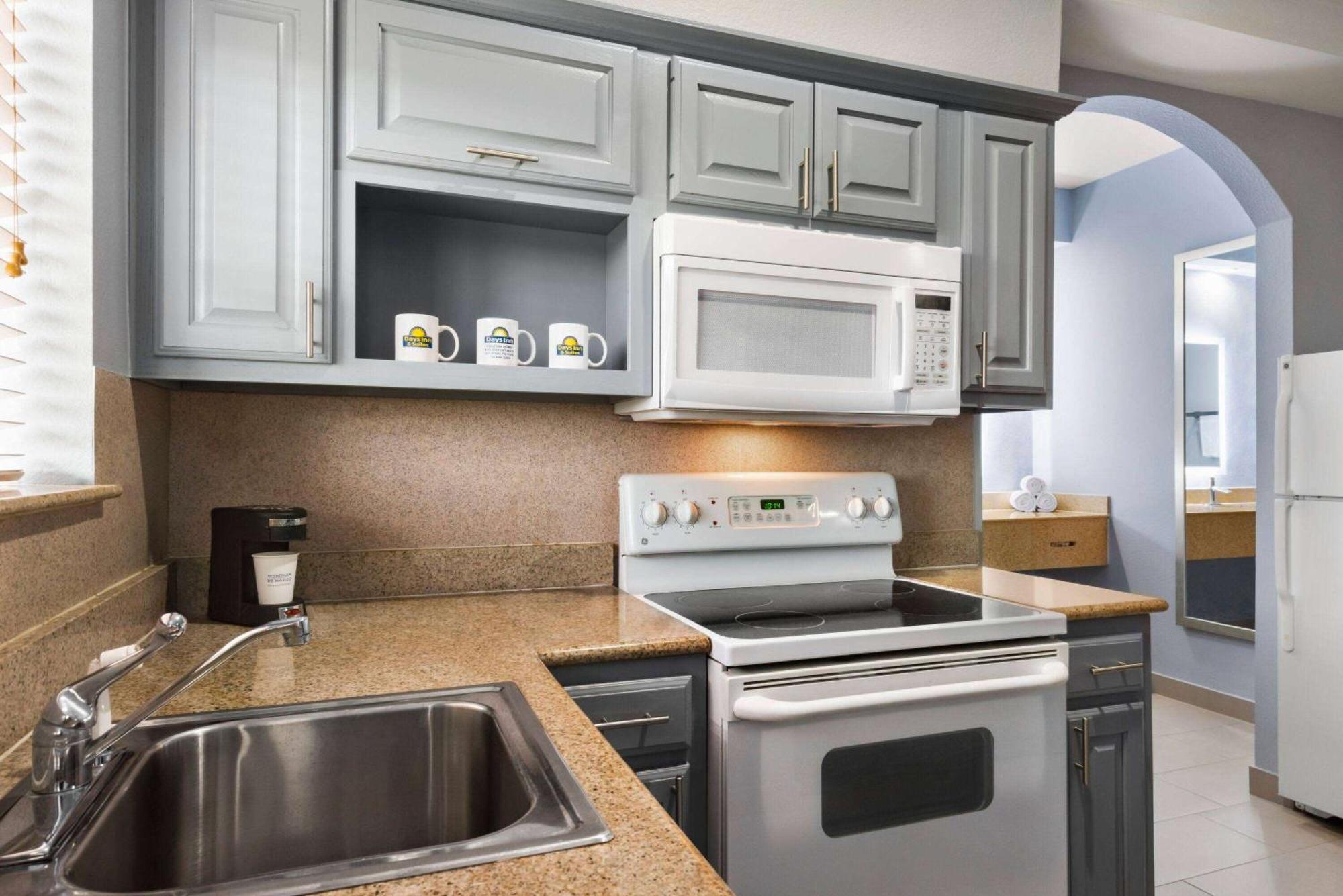 Days Inn & Suites By Wyndham Houston Hobby Airport Bagian luar foto
