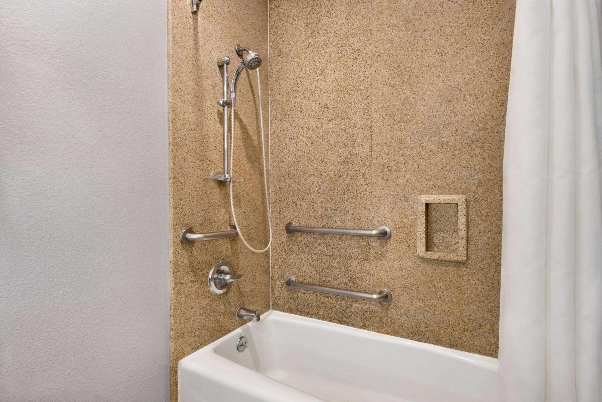 Days Inn & Suites By Wyndham Houston Hobby Airport Bagian luar foto