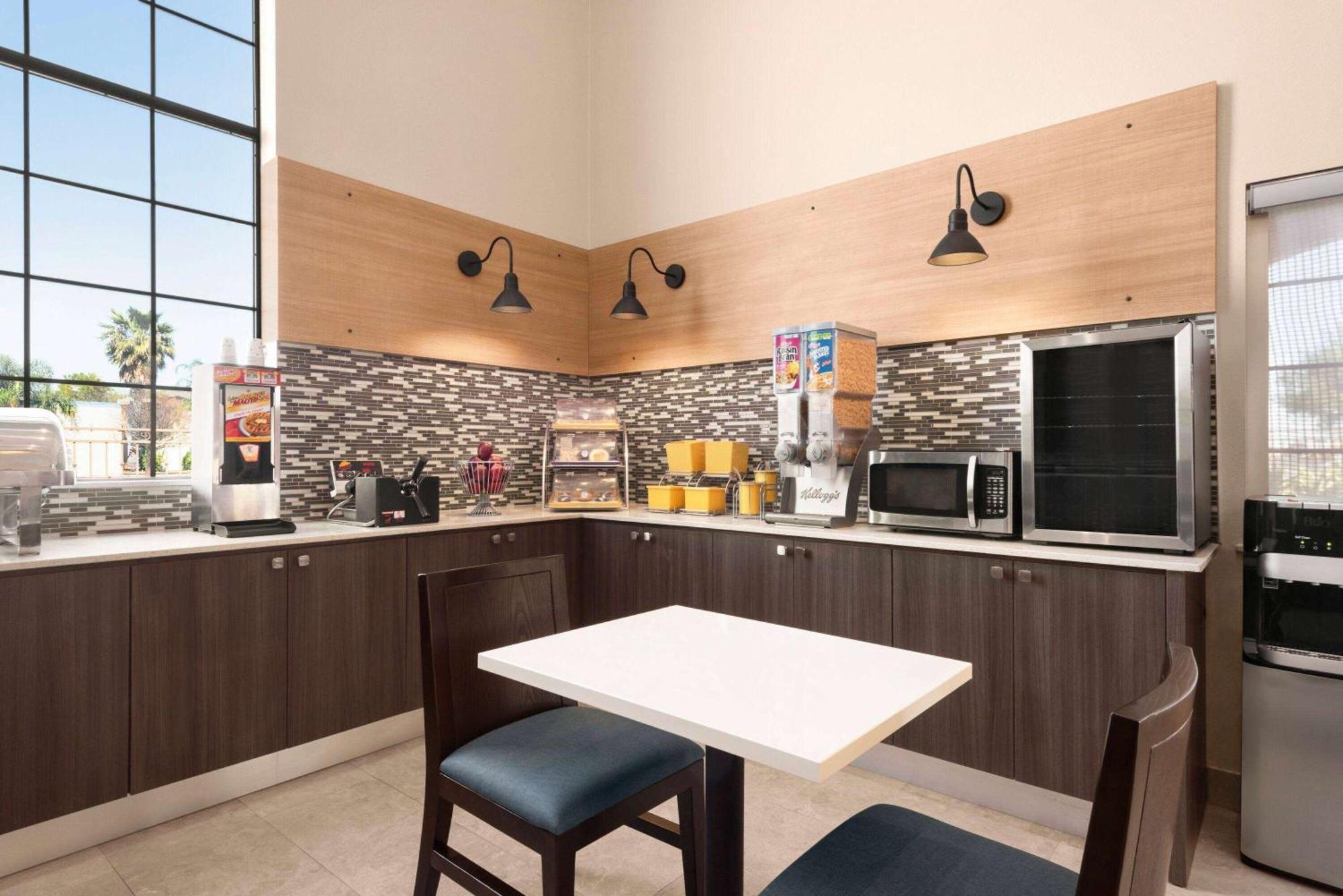 Days Inn & Suites By Wyndham Houston Hobby Airport Bagian luar foto