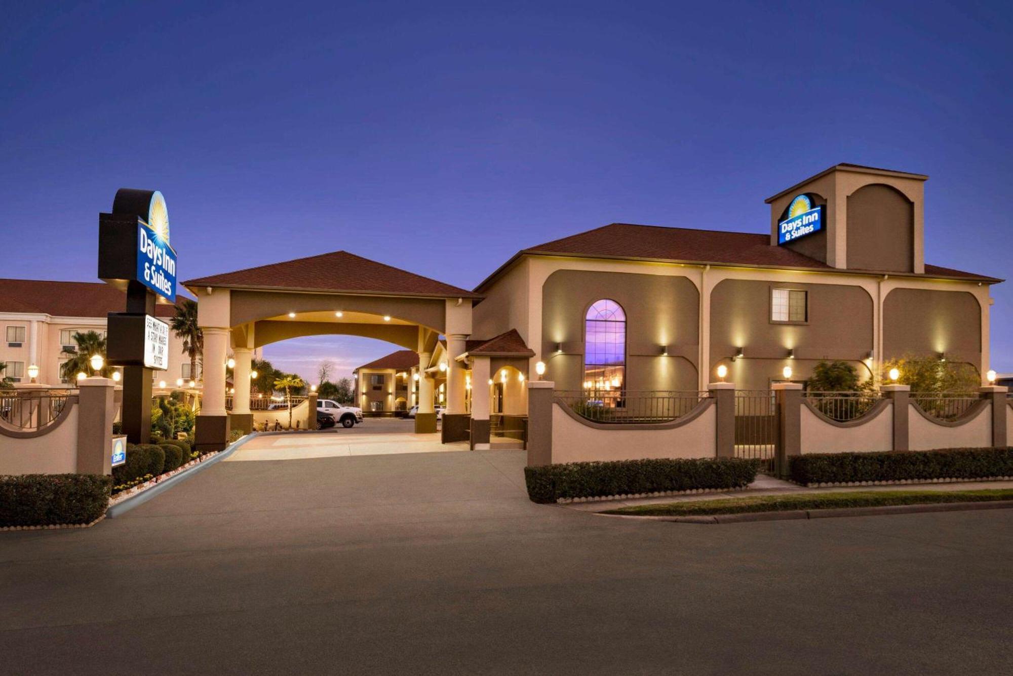 Days Inn & Suites By Wyndham Houston Hobby Airport Bagian luar foto