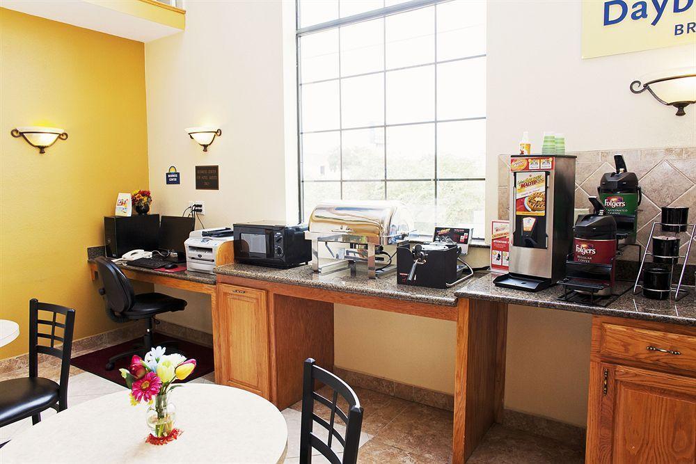 Days Inn & Suites By Wyndham Houston Hobby Airport Bagian luar foto