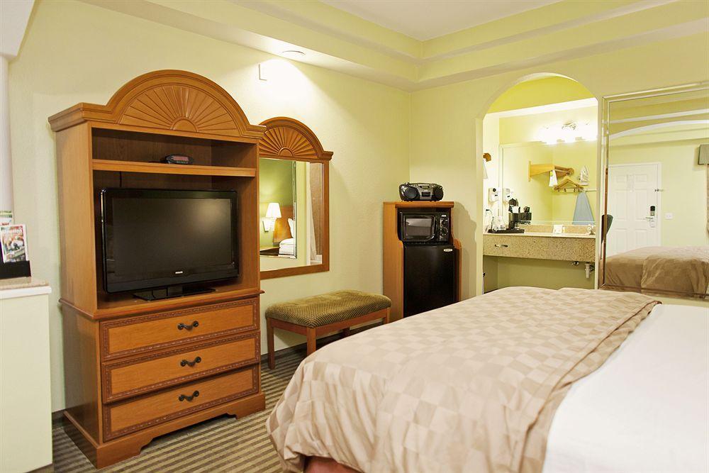 Days Inn & Suites By Wyndham Houston Hobby Airport Bagian luar foto