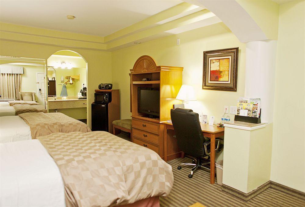 Days Inn & Suites By Wyndham Houston Hobby Airport Bagian luar foto