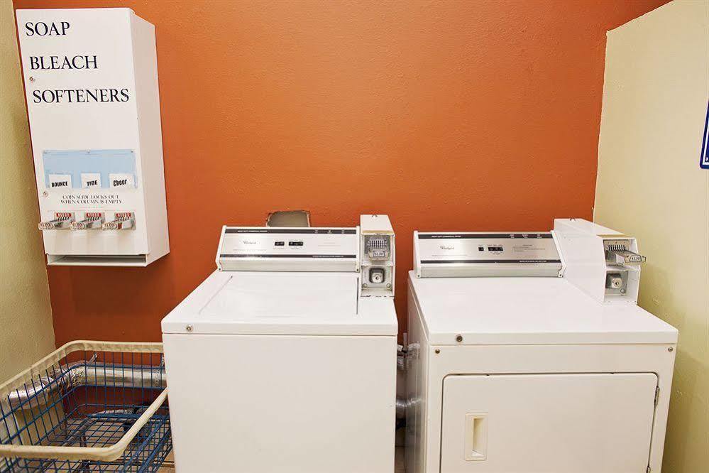 Days Inn & Suites By Wyndham Houston Hobby Airport Bagian luar foto