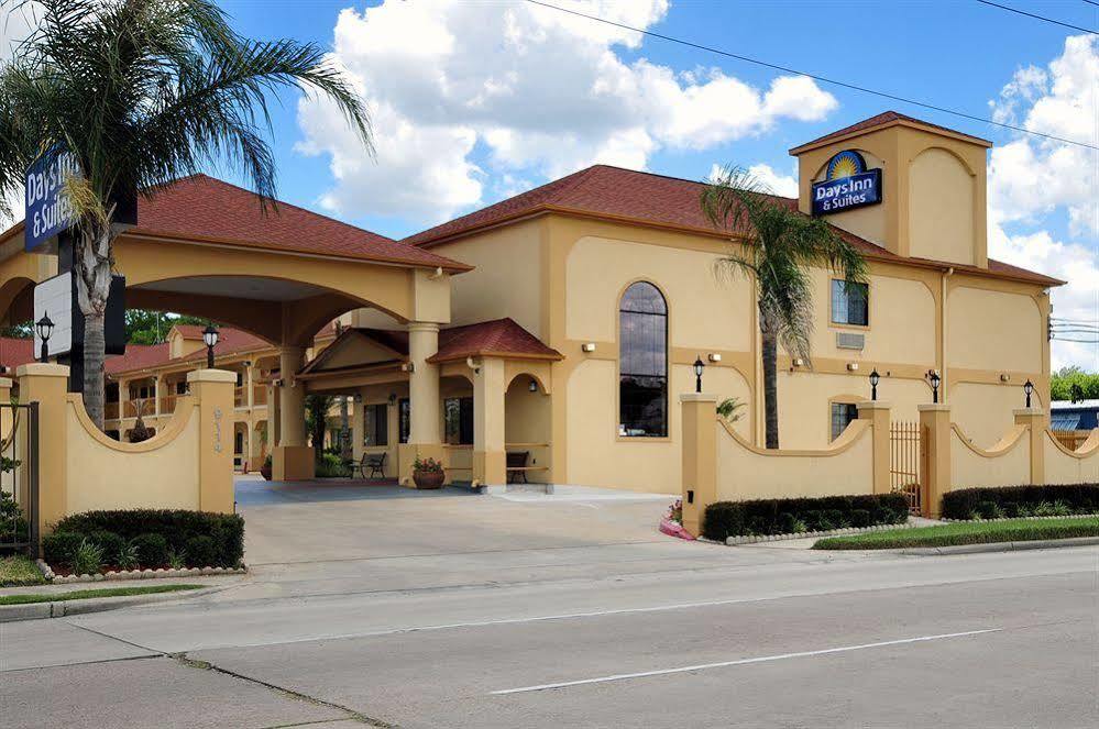 Days Inn & Suites By Wyndham Houston Hobby Airport Bagian luar foto