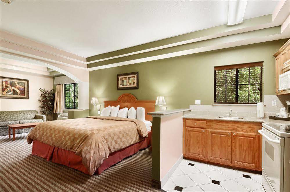 Days Inn & Suites By Wyndham Houston Hobby Airport Bagian luar foto